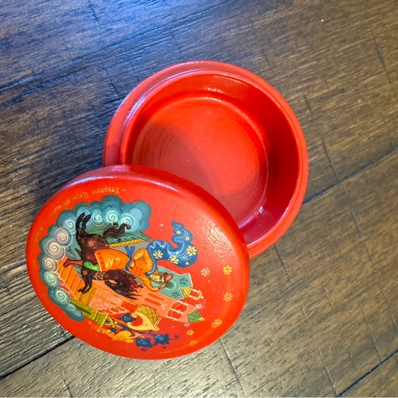 RUSSIAN Kholui Village LACQUERED BOX Red Signed Trinket Pill Holder Vintage - Picture 2 of 6